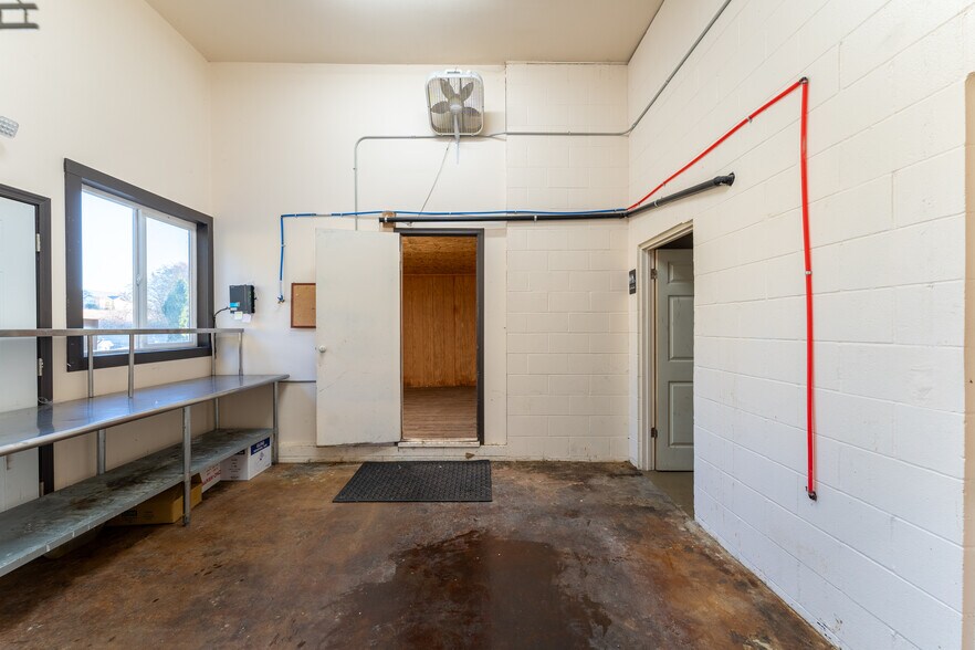 More Photos Of 292 State Highway 505, Winlock Flex For Lease