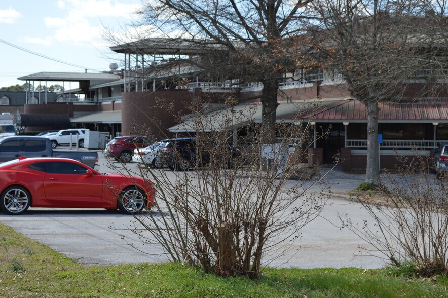More Photos Of 7010 Lee Hwy, Chattanooga Storefront Retail Office For Sale