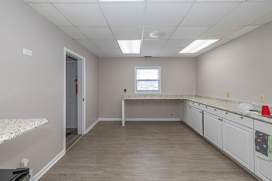 More Photos Of 1026 N Mitthoeffer Rd, Indianapolis Office For Sale