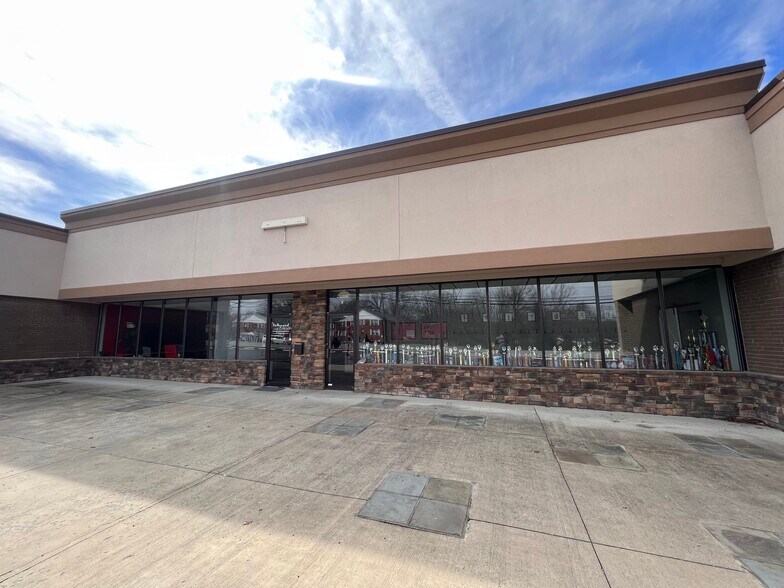 More Photos Of 917-925 Ohio Pike, Cincinnati General Retail For Lease