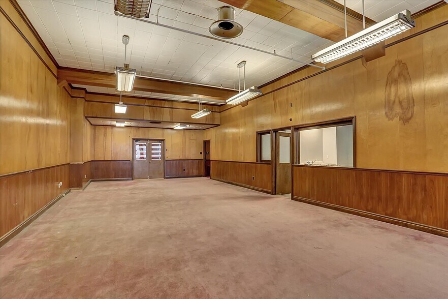 More Photos Of 701 E Hay St, York Warehouse For Lease