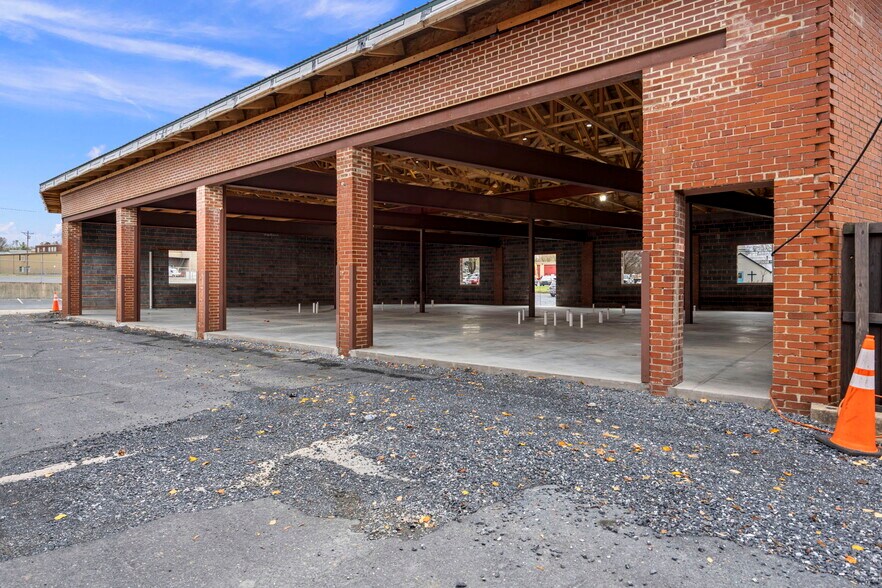 More Photos Of 156 Washington, Harrisonburg Light Distribution For Lease