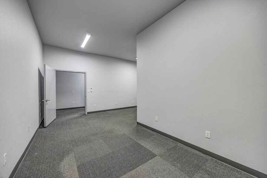 More Photos Of 323 6th St, Umatilla Industrial For Lease