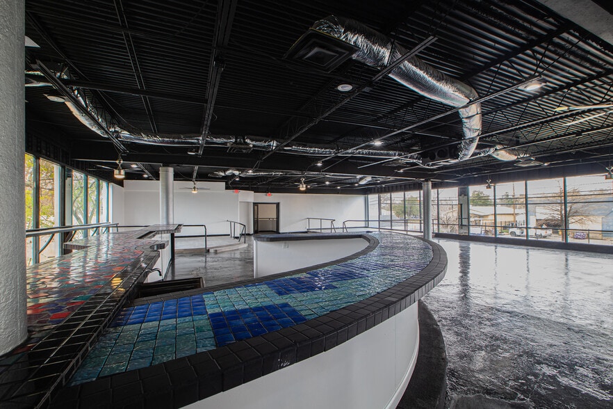 More Photos Of 802 Crosstimbers, Houston General Retail For Sale