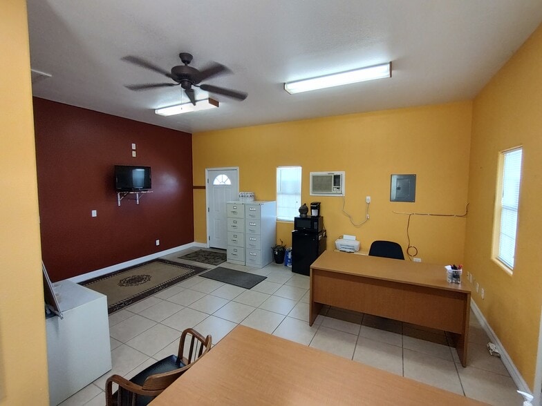 More Photos Of 4101 N Saint Marys St, Beeville Self Storage For Lease