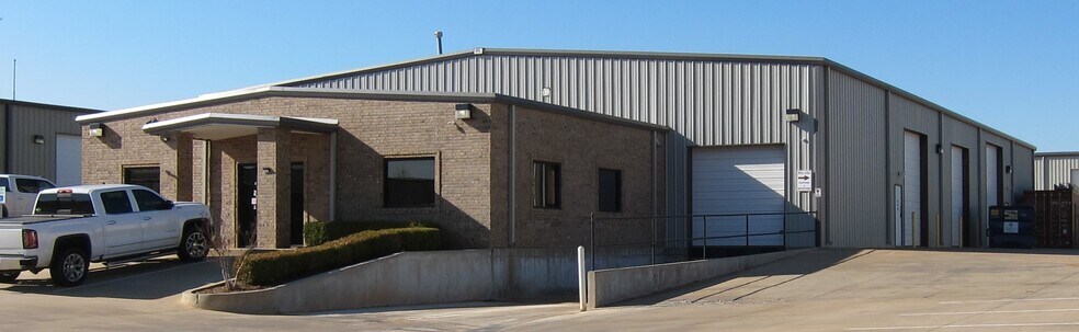 Primary Photo Of 13823 Santa Fe Crossings Dr, Edmond Industrial For Lease