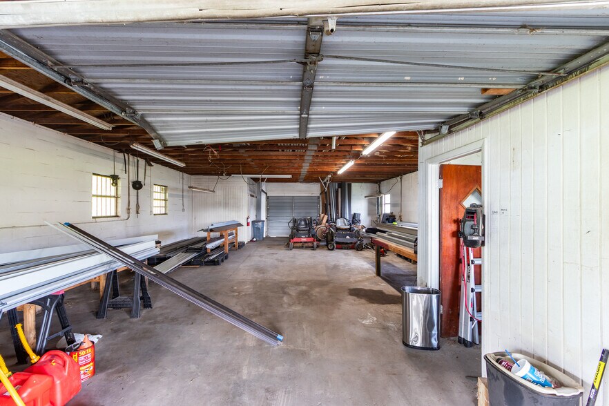 More Photos Of 6901 S 78th St, Riverview Warehouse For Lease
