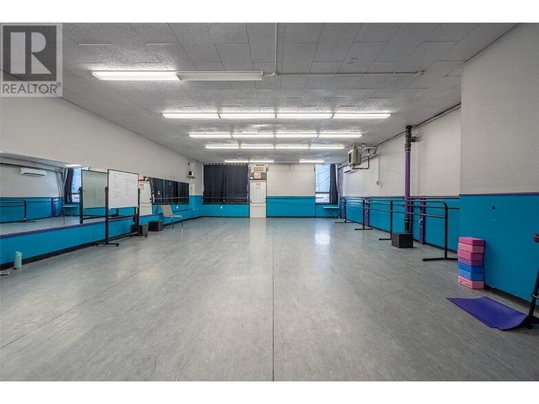 More Photos Of 1163 Cedar Av, Trail Storefront Retail Office For Sale