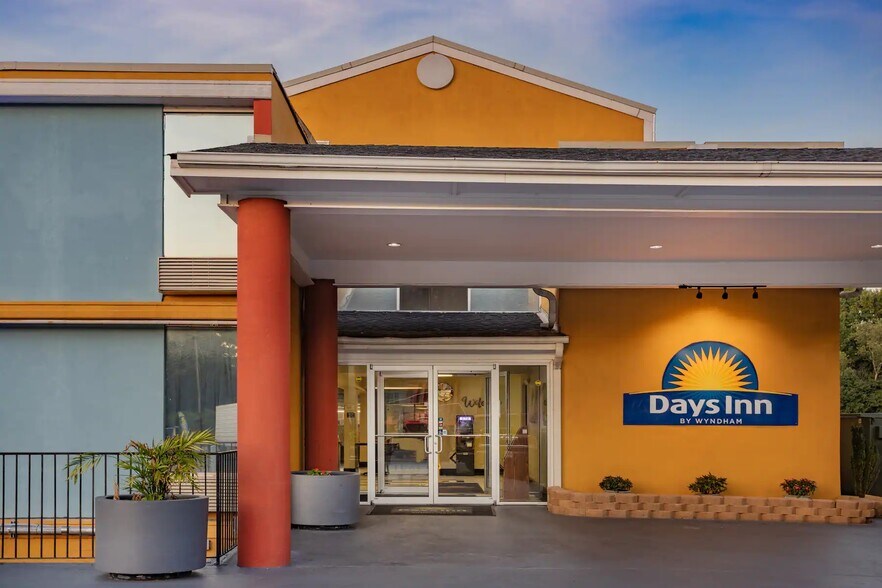 More Photos Of 4498 Washington Rd, East Point Hotel For Sale