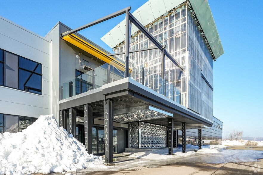 More Photos Of 1688 Rte De L'aeroport, Québec Showroom For Sale