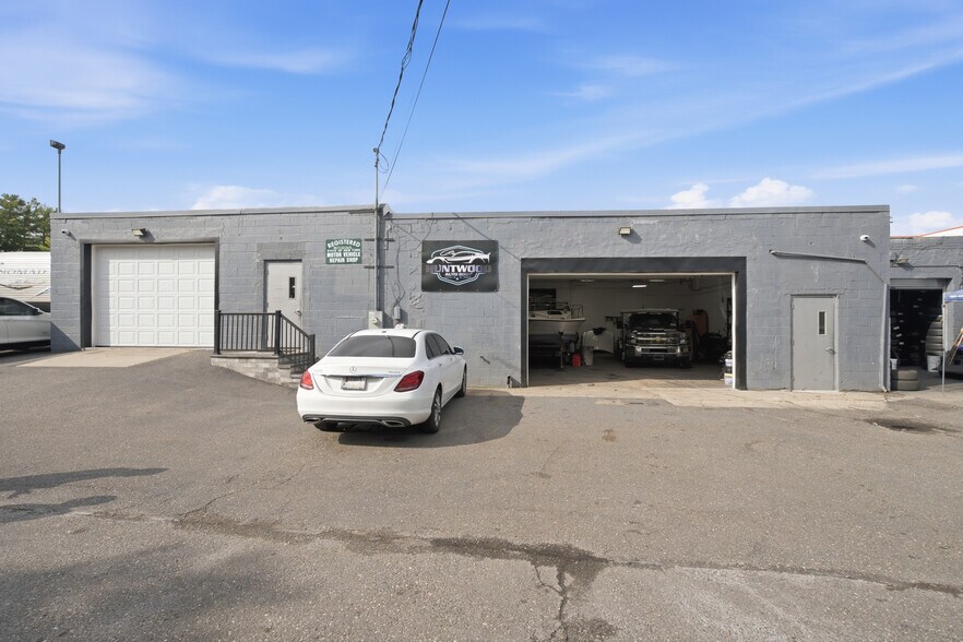 More Photos Of 1850 E Jericho Tpke, Huntington Auto Repair For Sale