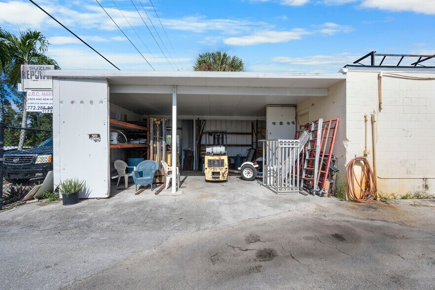 More Photos Of 3173 SE Railroad Ave, Stuart Service For Sale