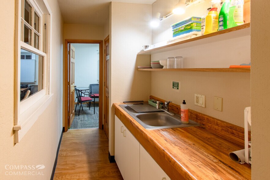 More Photos Of 207 NW 6th St, Redmond Medical For Sale