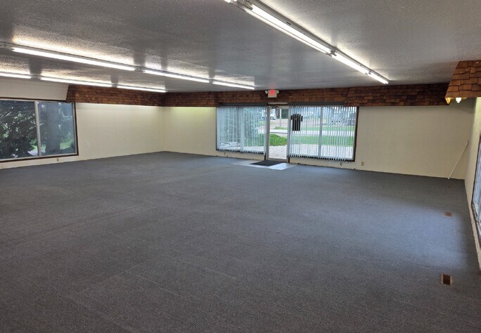More Photos Of 1409 1st Avenue NW, Weyburn Showroom For Lease