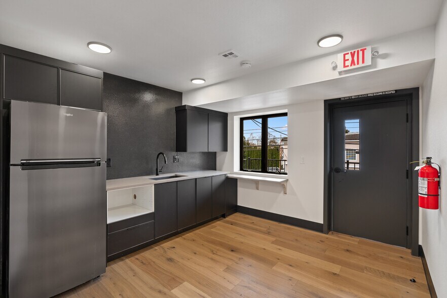 More Photos Of 222 NE Everett St, Camas Storefront Retail Office For Lease