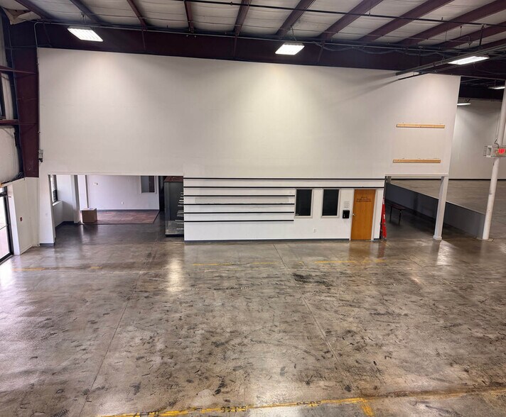 More Photos Of 8930 S 137th Cir, Omaha Warehouse For Lease