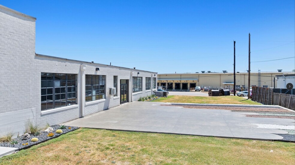 More Photos Of 211 E Alpine Rd, Austin Light Distribution For Lease