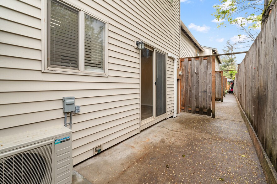 More Photos Of 430 Metzler St, Molalla Apartments For Sale