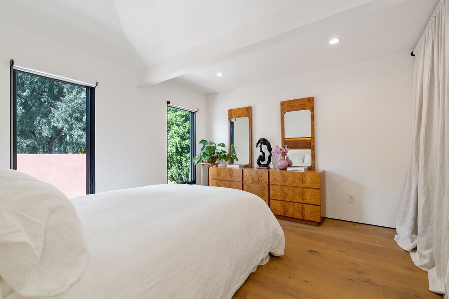 More Photos Of 1964 Vestal Ave, Los Angeles Office Residential For Sale