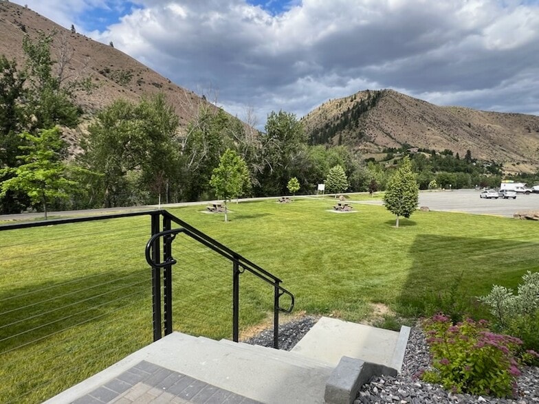 More Photos Of 412 Aplets Way, Cashmere General Retail For Lease