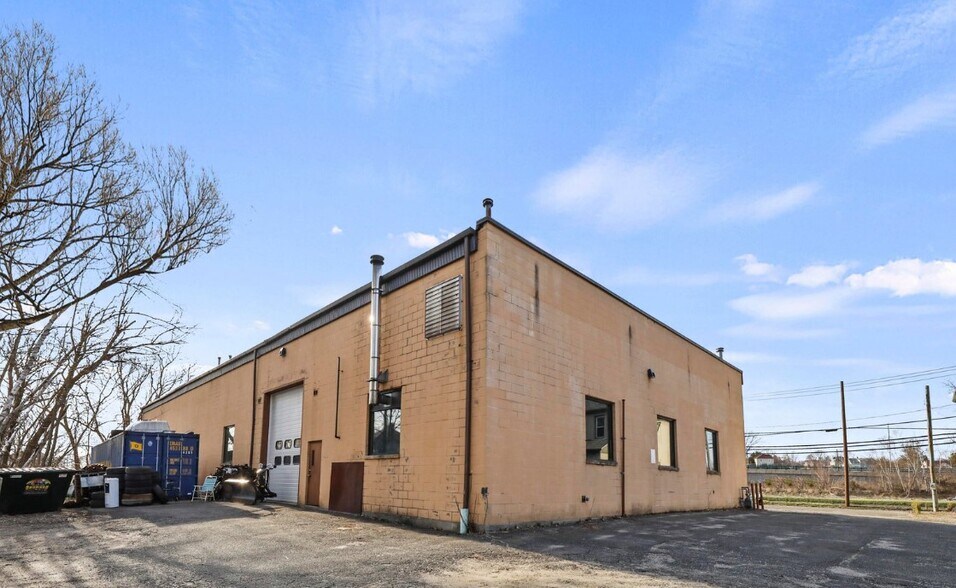 More Photos Of 1260 East St, Pittsfield Freestanding For Sale