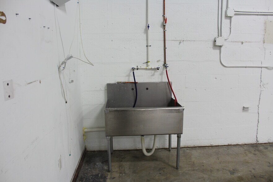 More Photos Of 1970 NW 70th Ave, Miami Warehouse For Lease