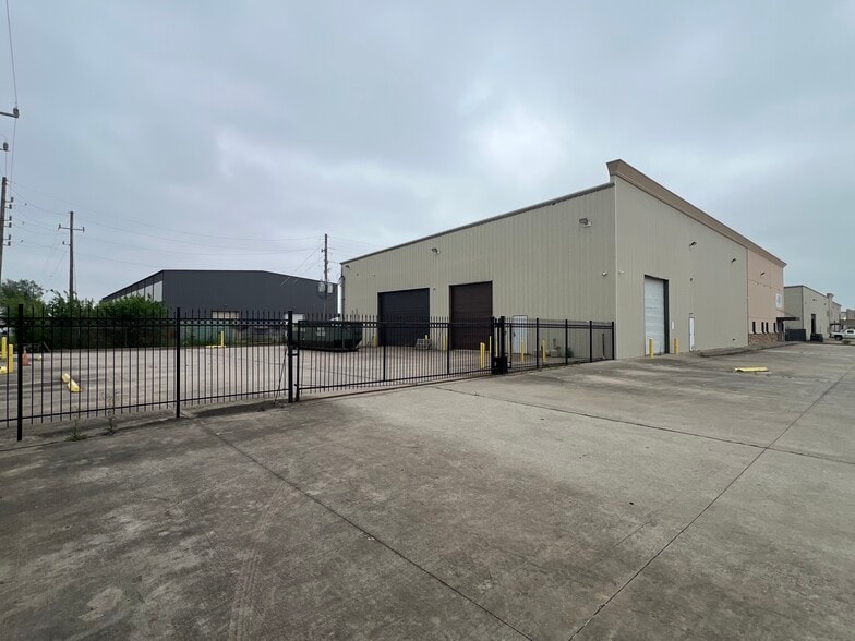 Primary Photo Of 11050 W Little York Rd, Houston Warehouse For Lease