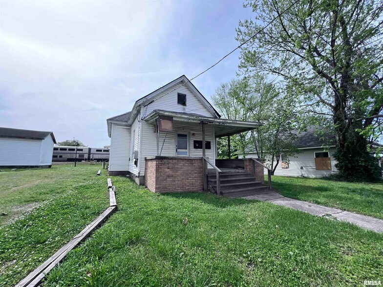 More Photos Of 406 S Washington St, Carbondale Specialty For Sale