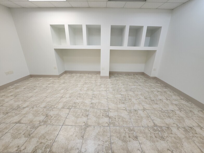 More Photos Of 650 NW 105th St, Miami Warehouse For Lease