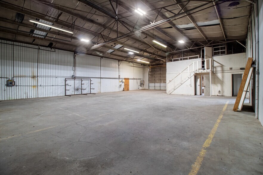 More Photos Of 2900 Clarks Ln, Bryan Warehouse For Lease