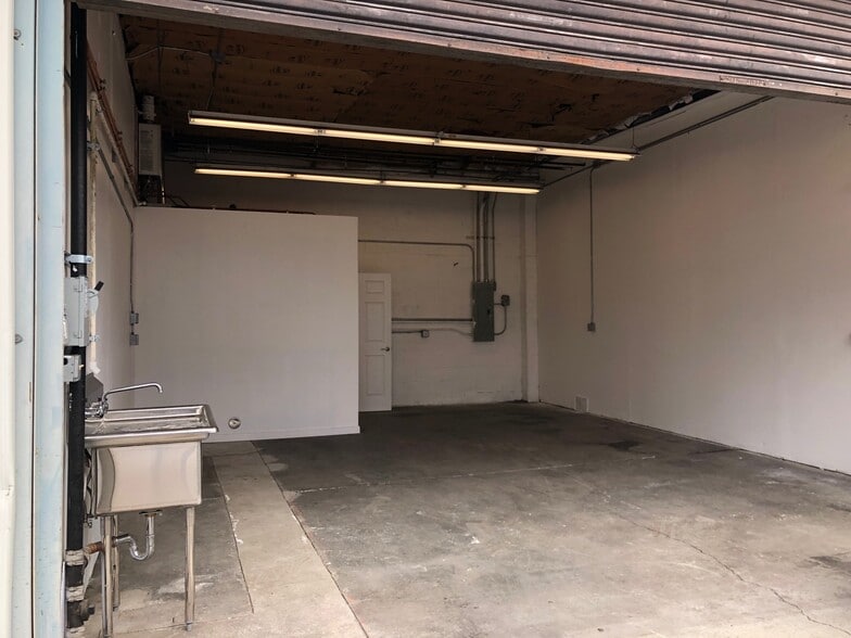 More Photos Of 383 Preda St, San Leandro Warehouse For Lease