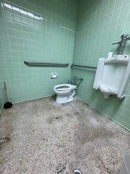 More Photos Of 120 Chiefs Way, Pensacola Unknown For Lease