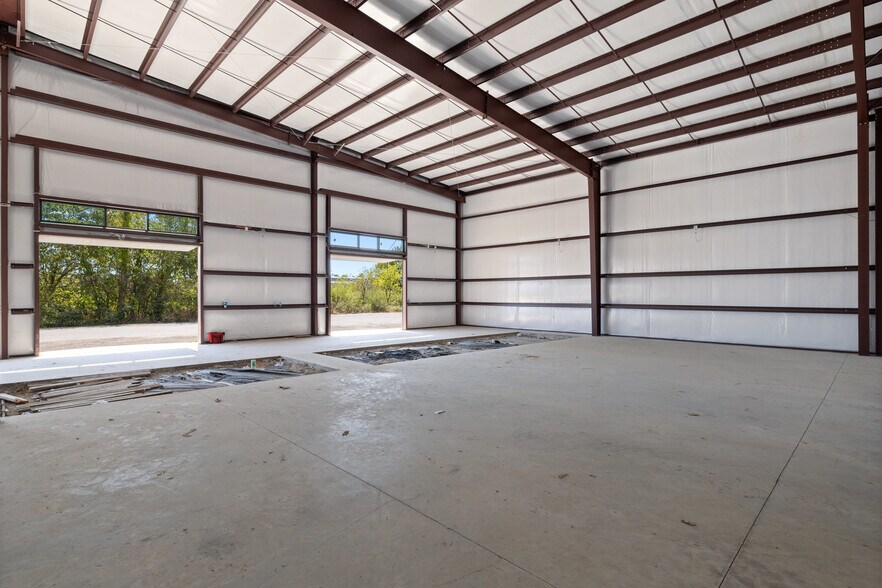 More Photos Of 202 W 1st St, Taylor Flex For Lease