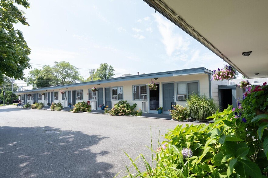 More Photos Of 382 Main St, Falmouth Hotel For Sale