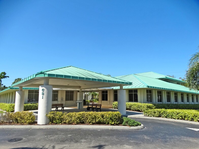 Primary Photo Of 681 Goodlette Rd N, Naples Medical For Lease