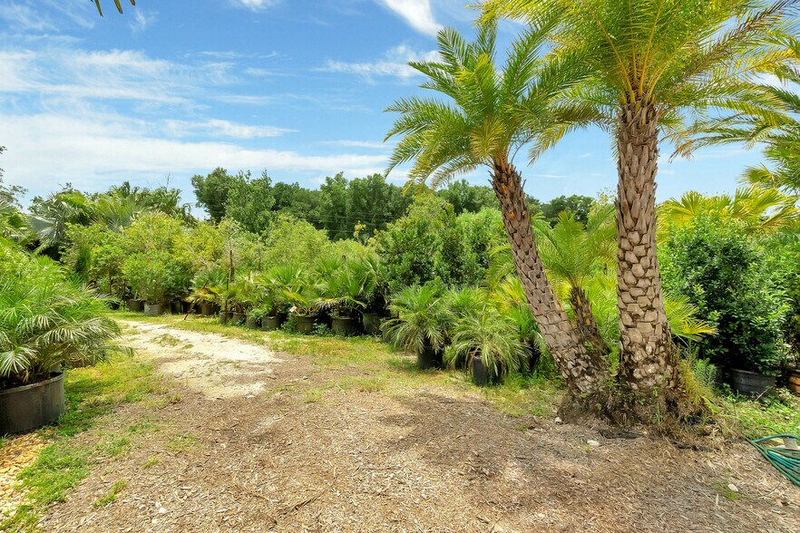 More Photos Of 8440 County Road 48, Yalaha Freestanding For Sale