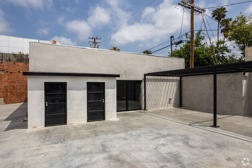 More Photos Of 900-908 N Fairfax Ave, West Hollywood Freestanding For Lease