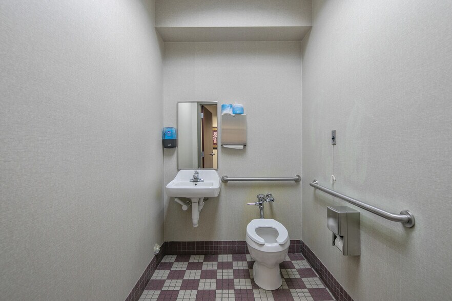 More Photos Of 6000 Ramsey St, Fayetteville Office For Sale