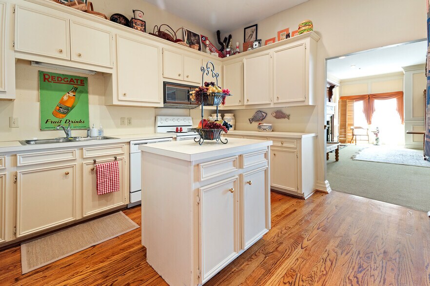 More Photos Of 4819 Broadway St, Addison Office Residential For Lease