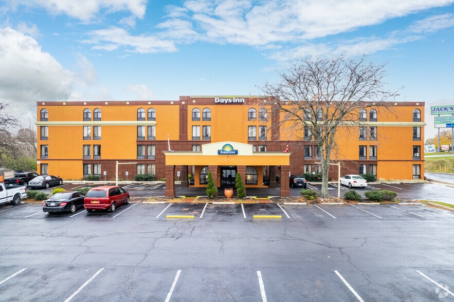 Primary Photo Of 910 Woodland Rd, Reading Hotel For Sale
