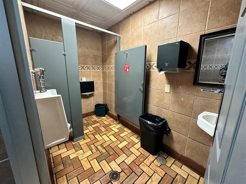 More Photos Of 1427 W Galena Ave, Freeport Freestanding For Sale