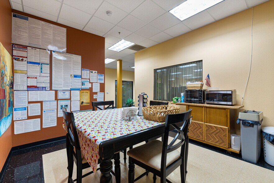 More Photos Of 550 S Paseo Dorotea, Palm Springs Medical For Sale