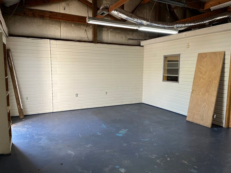More Photos Of 992 W Park Dr, Anderson Manufacturing For Lease
