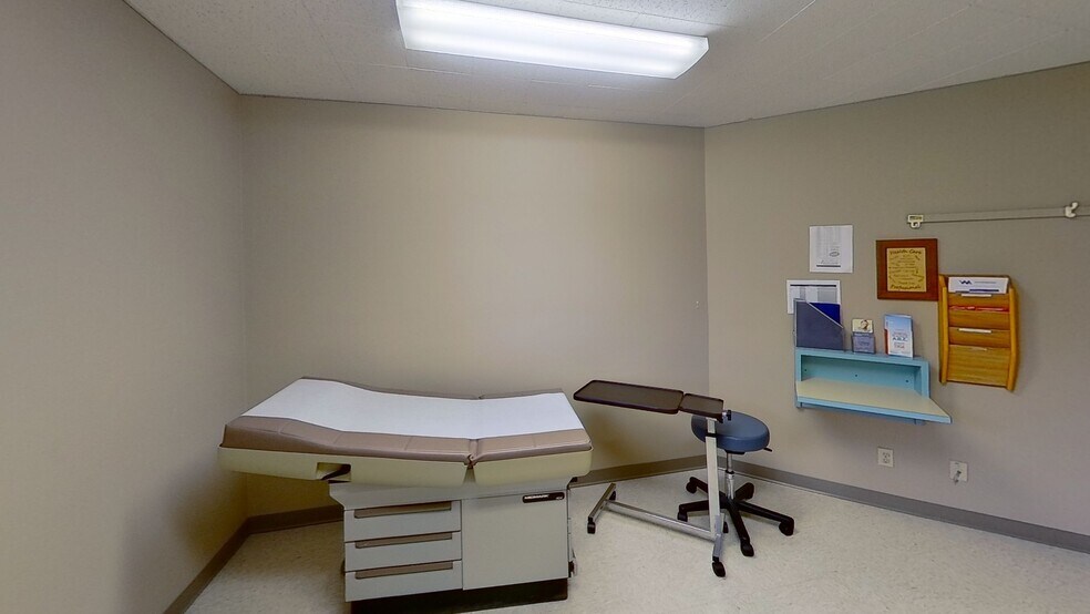 More Photos Of 502 Wall St, Valparaiso Medical For Lease