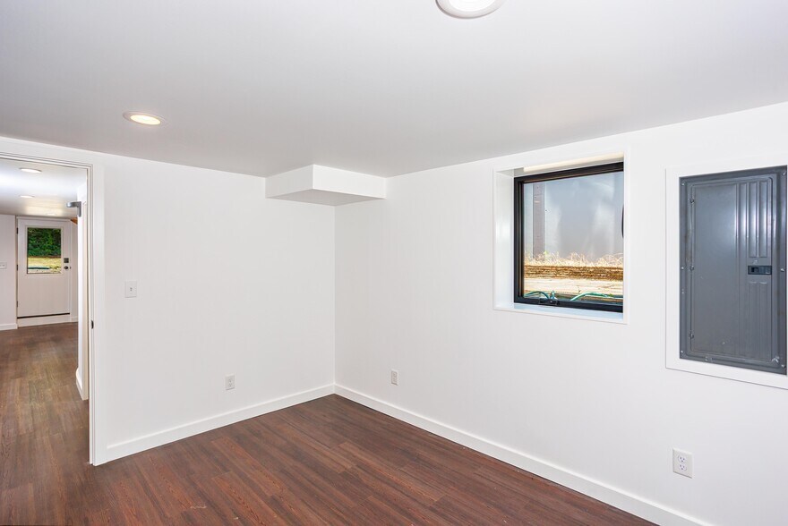 More Photos Of 2105 SE Ochoco St, Portland Office For Sale