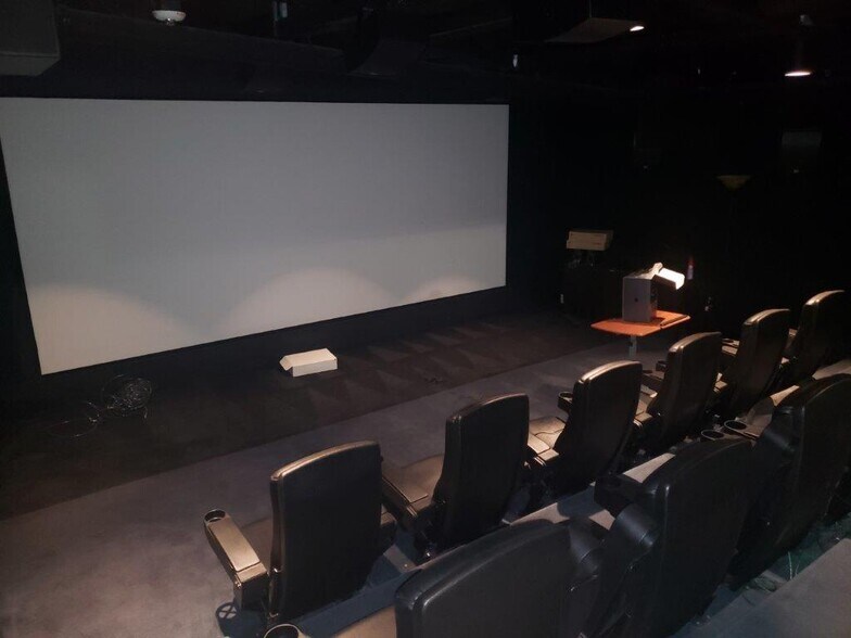 More Photos Of 1020 Chestnut St, Burbank Light Distribution For Lease