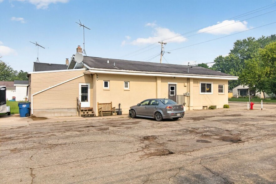 More Photos Of 133 E Main St, Embarrass Specialty For Sale