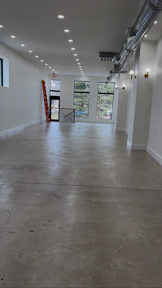 More Photos Of 6916 Daisy Ave, Independence Showroom For Lease