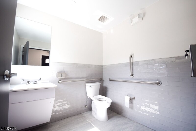 More Photos Of 5 Muller Plz, Little Falls Flex For Lease