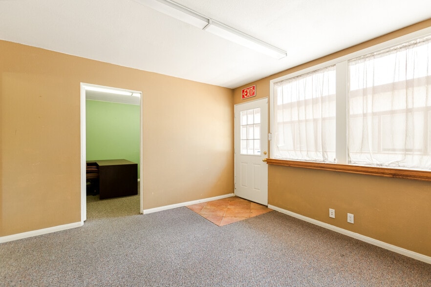 More Photos Of 635 Veile Ave, Beaumont Office For Sale